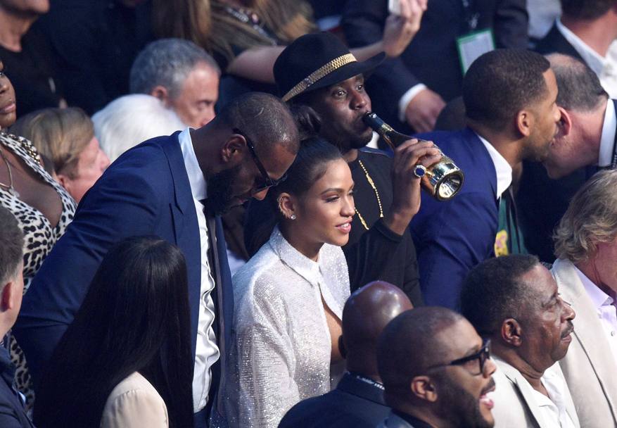 LeBron James, Jennifer Lopez e Paff Daddy che beve direttamente da una bottiglia. LaPresse